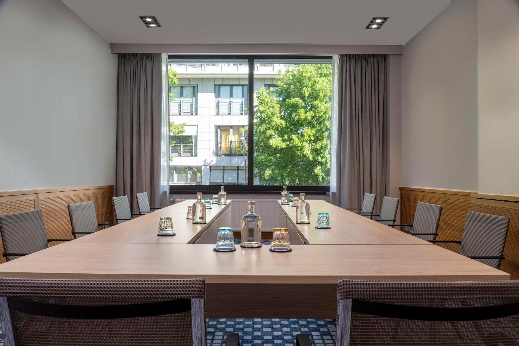 Hotel Doubletree By Hilton Berlin Ku'Damm Exterior foto Meeting room