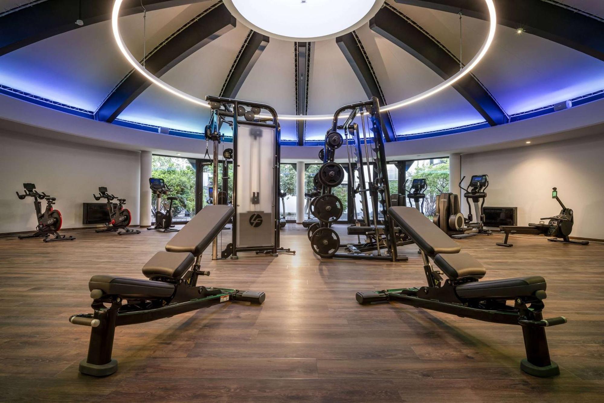 Hotel Doubletree By Hilton Berlin Ku'Damm Exterior foto The gym at the 2018 London Marathon winner's home