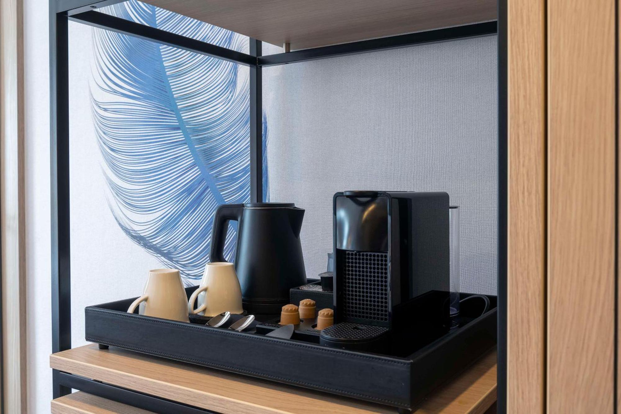 Hotel Doubletree By Hilton Berlin Ku'Damm Exterior foto A Nespresso coffee machine in a hotel room