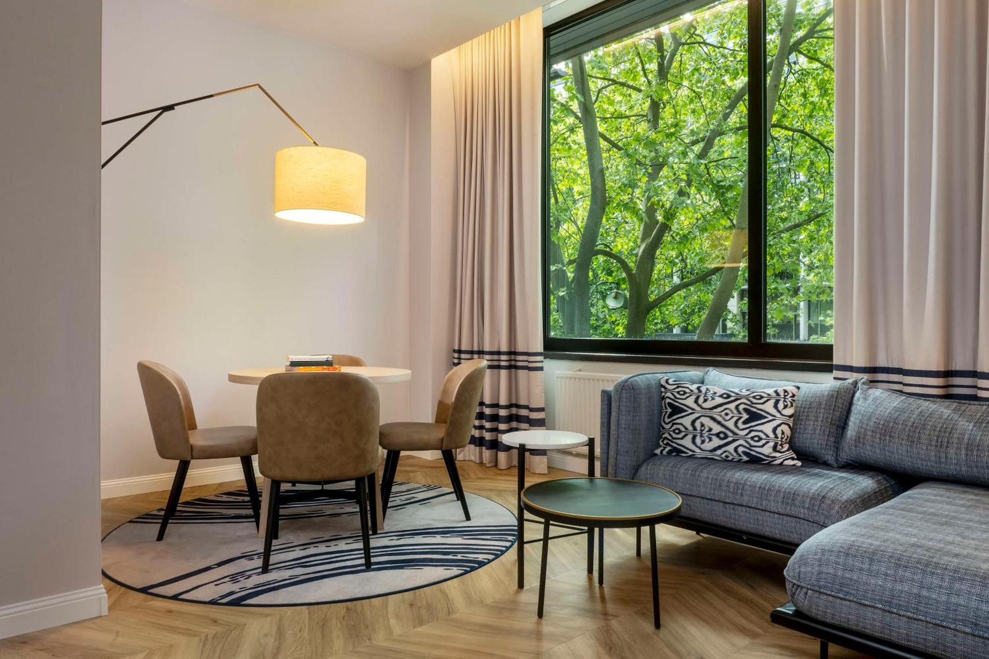 Hotel Doubletree By Hilton Berlin Ku'Damm Exterior foto A living room at the hotel