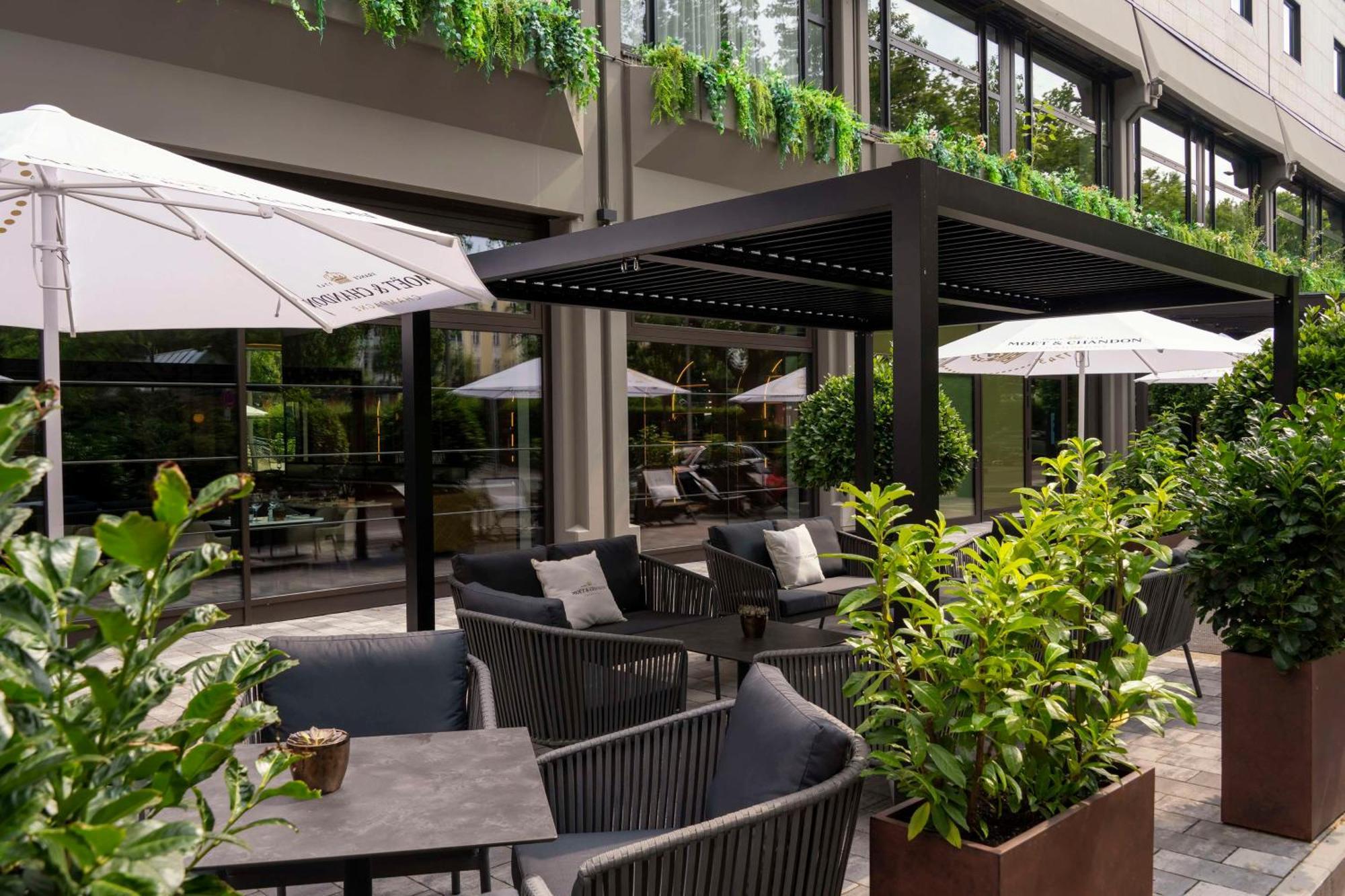 Hotel Doubletree By Hilton Berlin Ku'Damm Exterior foto The Terrace at the Mandarin Oriental
